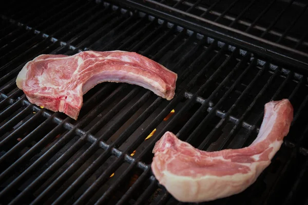 Rohe Schweinekoteletts auf Gasgrill gekocht — Stockfoto