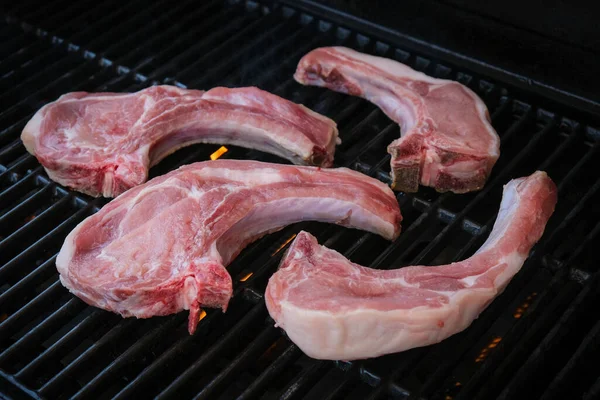 Rauwe varkenskoteletten gekookt op gas barbecue — Stockfoto
