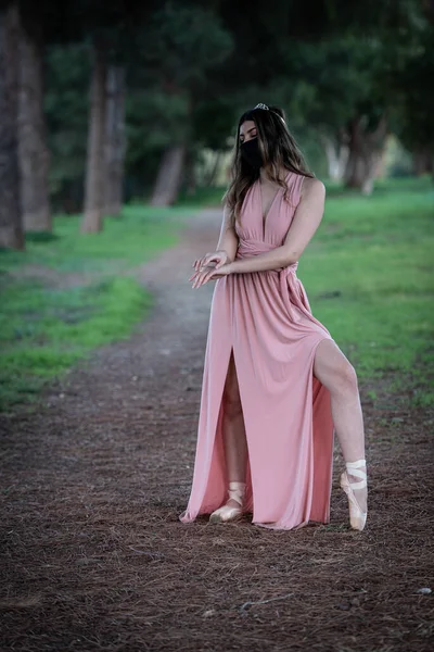 Jeune Femme Adolescente Dansant Ballet Extérieur Portant Une Robe Rose — Photo