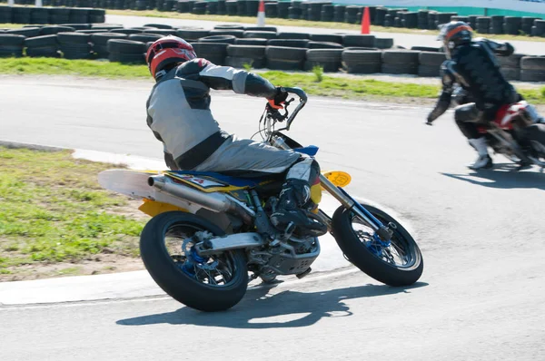 Atleta no reconocido montando una moto deportiva en una carrera de motocross — Foto de Stock