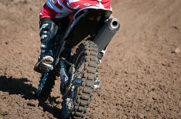 Ismeretlen sportoló motorbiciklizik egy motocross versenyen — Stock Fotó