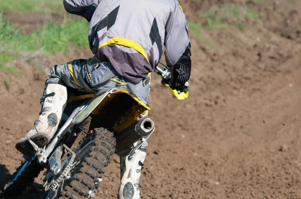 Atleta não reconhecido montando uma moto esportiva em uma corrida de motocross — Fotografia de Stock