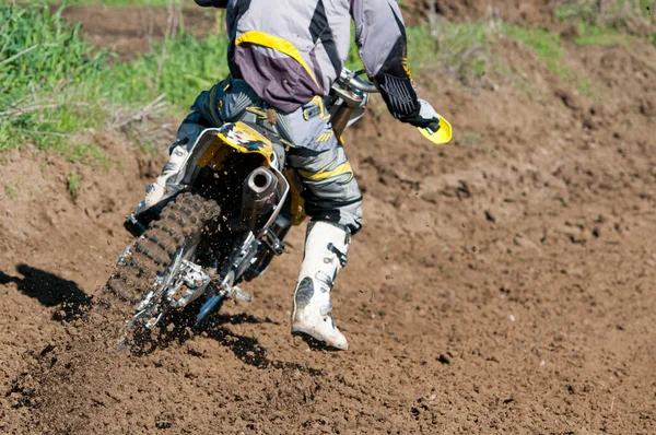 Atleta não reconhecido montando uma moto esportiva em uma corrida de motocross — Fotografia de Stock