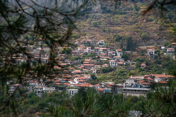 Aldeia de montanha do distrito de Alona Nicosia nas montanhas Troodos em Chipre. — Fotografia de Stock