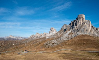 İtalya 'nın sonbaharında dağ manzarası dolomit Passo Di Giau