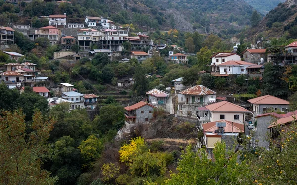 Aldeia montanhosa de Medoulas no Outono nas montanhas Troodos Chipre. — Fotografia de Stock