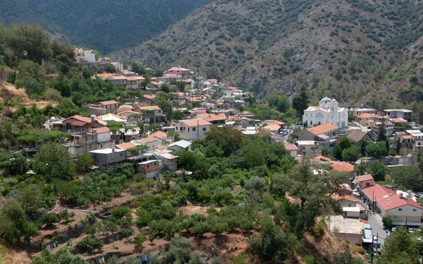 Aldeia montanhosa de Pedoulas no Outono nas montanhas Troodos Chipre. — Fotografia de Stock