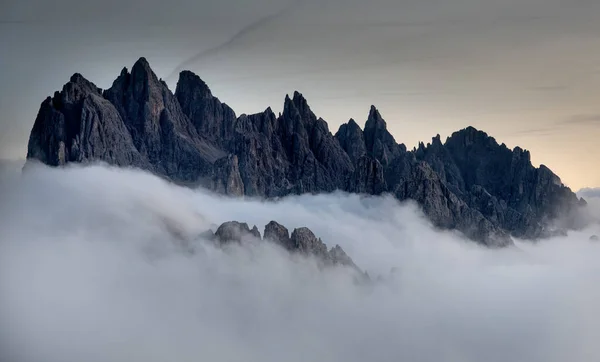 Paisaje de montaña con niebla, al atardecer Dolomitas en Tre Cime Italia. —  Fotos de Stock