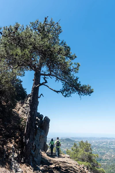 Non si riconoscono le persone che fanno trekking sul ciglio della scogliera. Troodos montagne Cipro — Foto Stock