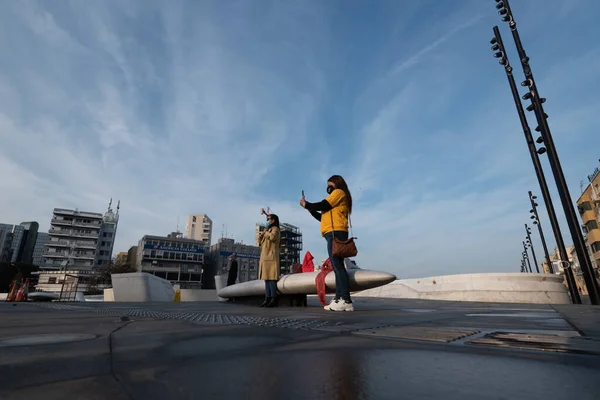 Personer som bär skyddsmasker för skydd mot Covid-19. Elefteri torg i Nicosia Cypern — Stockfoto