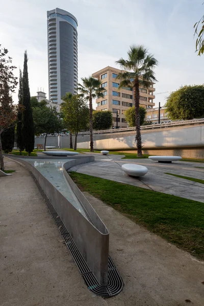 Paisaje urbano de Nicosia la ciudad capital de Chipre desde la plaza Eleftheria con arquitectura futurista moderna en el centro del casco antiguo. — Foto de Stock