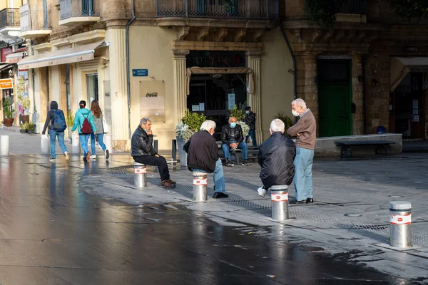 Ältere Erwachsene unterhalten sich mit Mundschutz zum Schutz vor Covid-19. Nikosia Zypern Stockfoto
