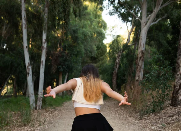 Jovem dançarina contemporânea e coreógrafa dançando ao ar livre. — Fotografia de Stock