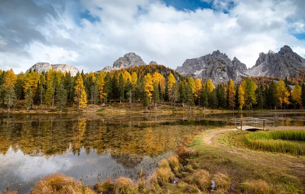 秋天的Lago di antorno和dolomiti山的映像。意大利森林景观 — 图库照片