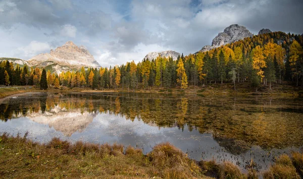 秋天的拉戈-迪-迪-安托尔诺湖和特雷-西梅-迪-迪-拉瓦迪罗山的映像.意大利南部森林景观 — 图库照片