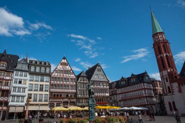 Almanya 'nın Frankfurt şehrinde gezen turistlerle dolu Romerberg Meydanı
