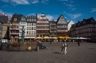 Almanya 'nın Frankfurt şehrinde gezen turistlerle dolu Romerberg Meydanı