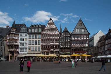 Almanya 'nın Frankfurt şehrinde gezen turistlerle dolu Romerberg Meydanı