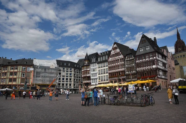 Plac Romerberga z turystami spacerującymi po mieście Frankfurt w Niemczech — Zdjęcie stockowe