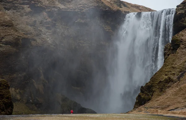 İzlanda 'da Skogafoss şelalesi ve nehrinin keyfini çıkaran turistler — Stok fotoğraf