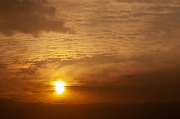 Dramatic winter sunrise with cloudy orange sky in winter — Stock Photo, Image