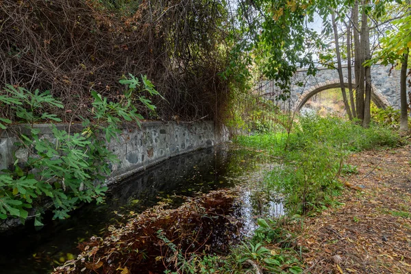 Medieval stoned bridge water flowing in the river in autumn. — Stock Photo, Image