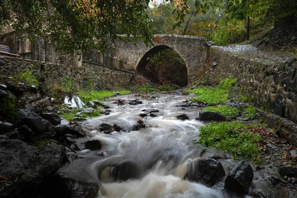 Medieval stoned bridge water flowing in the river. — Stock Photo, Image