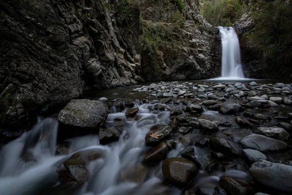 Cachoeira salpicando e fluindo através de pedras no rio. — Fotografia de Stock