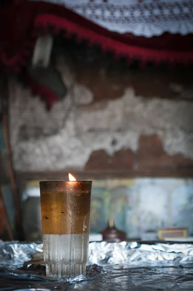 Luci di candela con fiamme che brillano nell'olio in chiesa. — Foto Stock