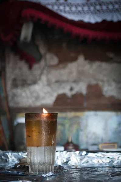 Ljus med lågor som glöder i olja i kyrkan. — Stockfoto