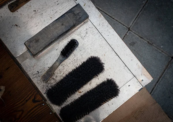 Spazzole di pulizia di scarpa e crema di un pulitore di scarpa nella strada. — Foto Stock