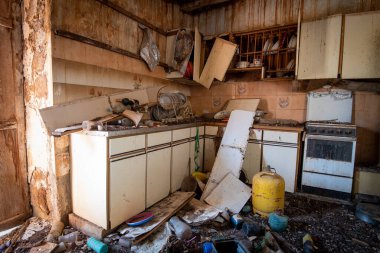 Terk edilmiş mutfak odası, hasarlı mobilyalar ve mutfak gereçleri. İçerideki yerleri terk et.