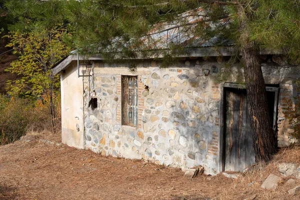 Casa abbandonata in pietra sulle montagne. Abandone luoghi — Foto Stock