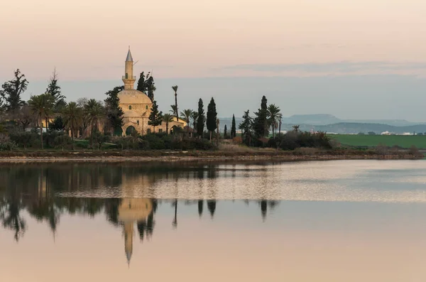 La mezquita del santuario musulmán del sultán Tekke de Hala se refleja en el lago por la mañana. Larnaca Chipre — Foto de Stock