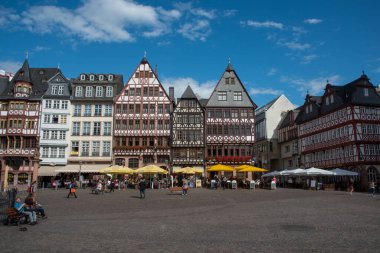 Almanya 'nın Frankfurt şehrinde gezen turistlerle dolu Romerberg Meydanı