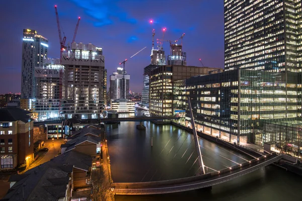 Moderno edificio de oficinas en el centro financiero Canary Wharf de Londres Reino Unido por la noche — Foto de Stock