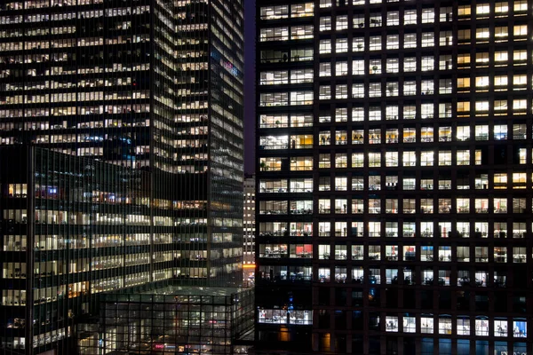 Modern office building in the Canary Wharf financial centre in London UK at night — Stock Photo, Image