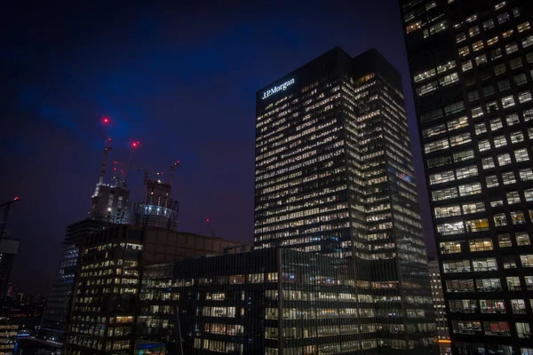 Modern irodaház a Canary Wharf pénzügyi központjában Londonban éjjel — Stock Fotó