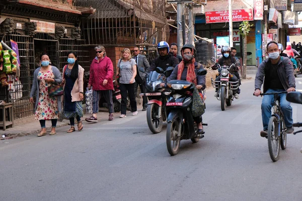 Katmandu Nepal Asya 'daki thamel sokak pazarında Covid-19' dan korunmak için koruyucu maskeler takan insanlar. — Stok fotoğraf