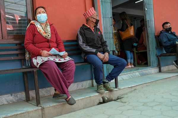 Люди в защитных масках возле больницы, ждут осмотра. Катманду в Непале. Азия