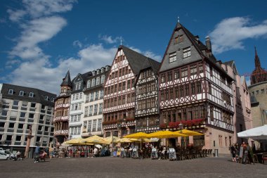 Almanya 'nın Frankfurt şehrinde gezen turistlerle dolu Romerberg Meydanı