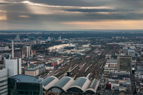 Вечір у Франкфурті з хмарочосами та центральним залізничним вокзалом. — стокове фото