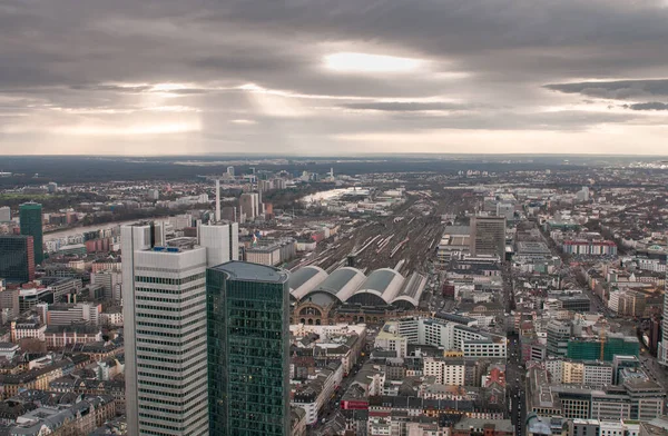 Skyline della città di Francoforte in Germania la sera con grattacieli e la stazione ferroviaria centrale — Foto Stock