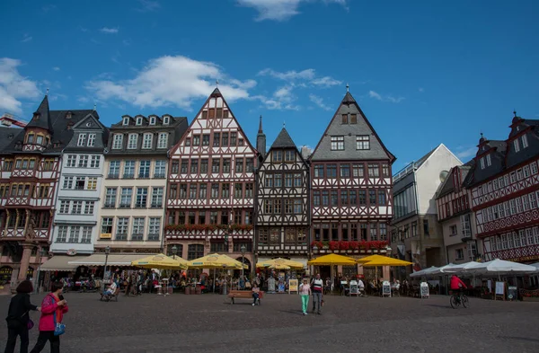 Plac Romerberga z turystami spacerującymi po mieście Frankfurt w Niemczech — Zdjęcie stockowe