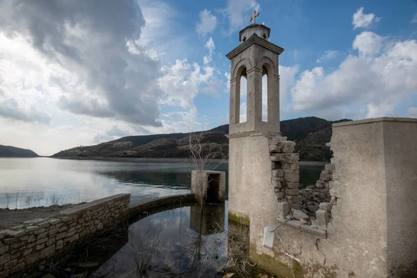 Ruinas de una iglesia abandonada y desierta en el agua de una presa. — Foto de Stock