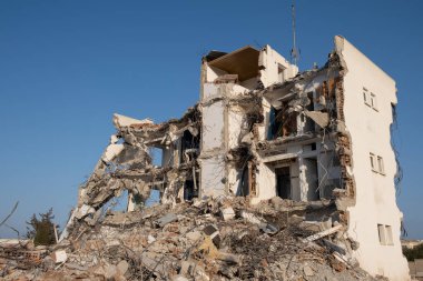 Terk edilmiş ve yıkılmış bir binanın kalıntıları. Geliştirme, inşaat alanı