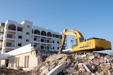 Sürüngen kazıcı eski bir otelin yıkımında çalışıyor. İnşaat tarafında kazıcı.