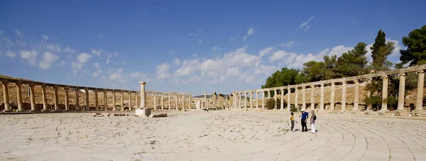 Ruinas de la antigua ciudad arqueológica de Jerash en Jordania con turistas disfrutando del monumento. — Foto de Stock