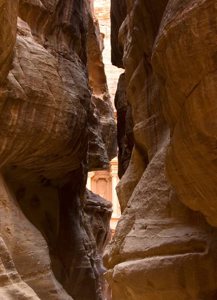 Petra Anıtı 'na Ürdün' deki kayalık bir kanyon üzerinden giriş. — Stok fotoğraf