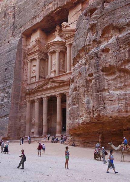 Turisté na pokladnici památníku Petra archeologické naleziště v Jordánsku, Asie — Stock fotografie